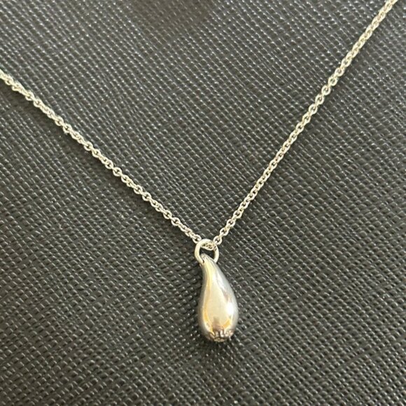 TIFFANY & CO Elegant Silver Teardrop pendant and Necklace - Elsa Peretti design - Picture 1 of 9